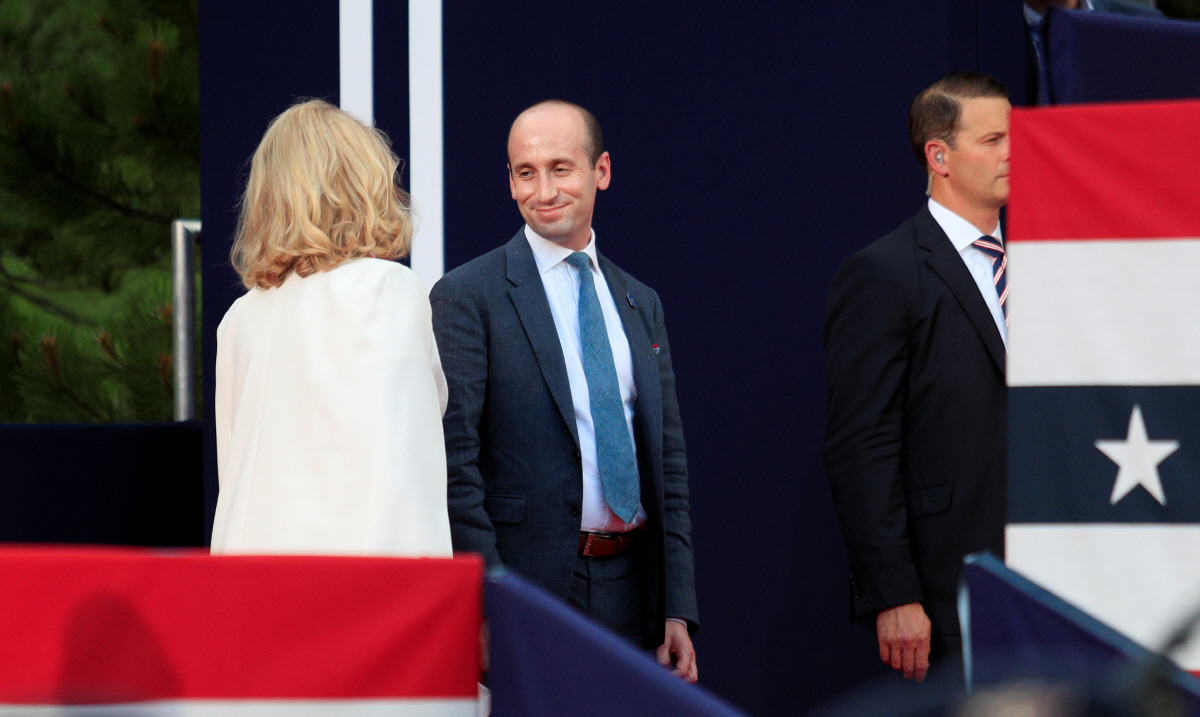 ▲스티븐 밀러(가운데) 백악관 선임 보좌관이 7월 3일(현지시간) 사우스다코타주 키스톤에서 열린 독립기념일 전야 불꽃놀이 행사에서 무대에 서 있다. 키스톤/로이터연합뉴스