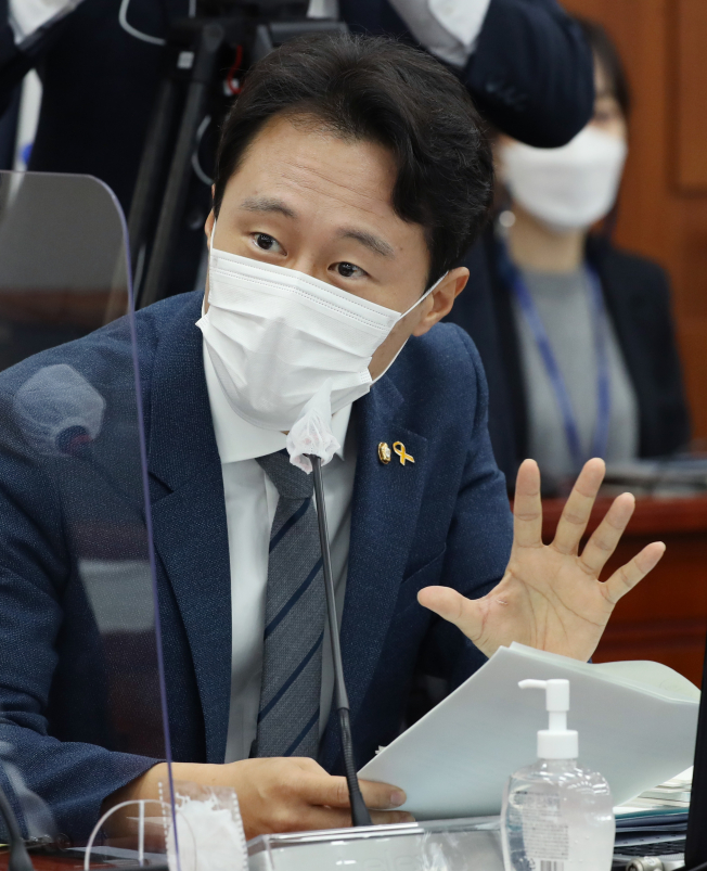 ▲국민 10명 중 6명은 '사법농단'에 연루된 법관들의 탄핵소추 추진에 찬성하는 것으로 조사됐다고 더불어민주당 이탄희 의원이 19일 밝혔다. (연합뉴스)