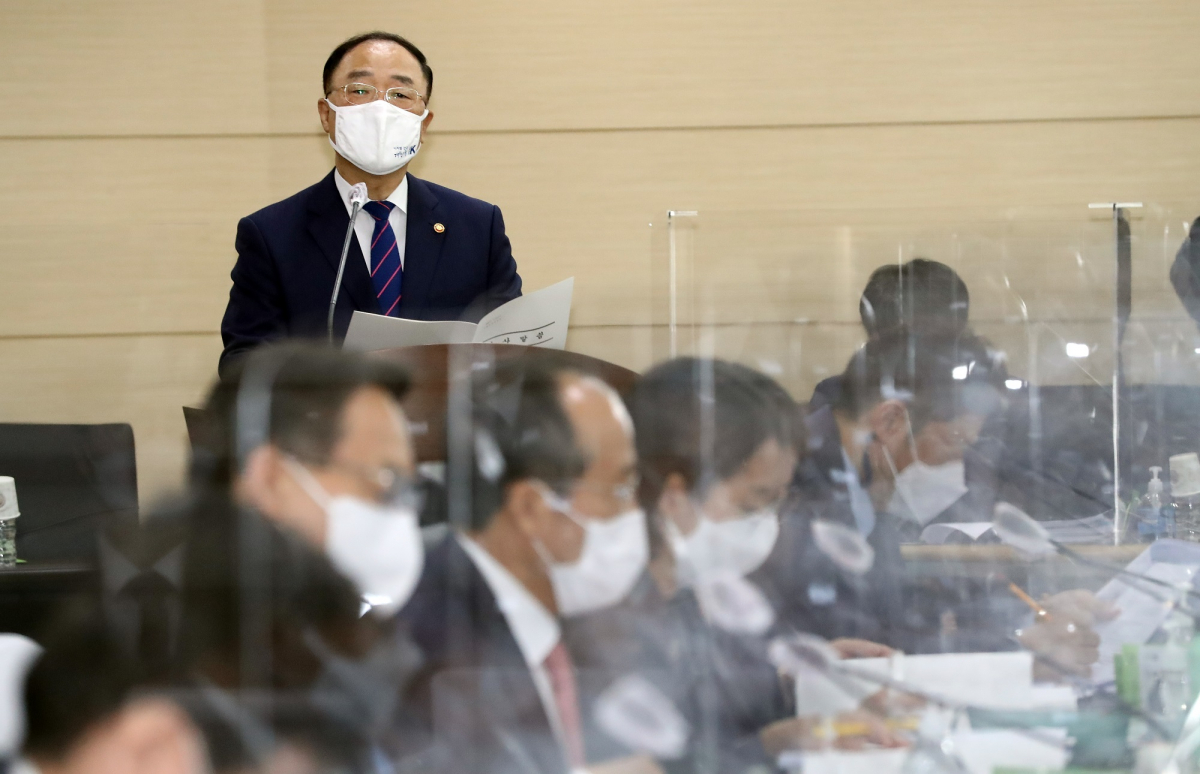 ▲홍남기 부총리 겸 기획재정부 장관이 7일 오전 정부세종청사에서 열린 국회 기획재정위원회의 기재부에 대한 국정감사에서 인사말을 하고 있다. (뉴시스)