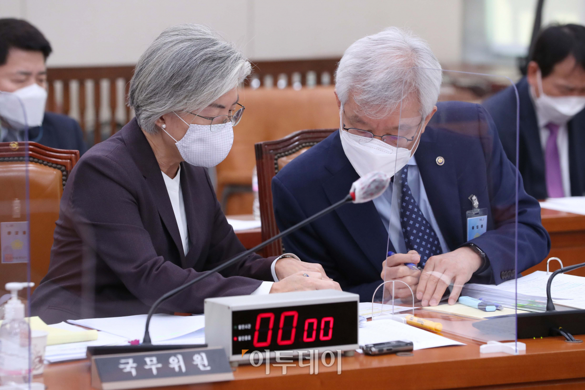 ▲외교부 강경화 장관(왼쪽)과 이태호 차관