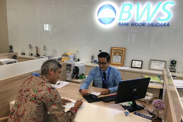 ▲우리은행 인도네시아 소다라지점 직원이 고객을 응대하고 있다. 사진제공 우리은행
