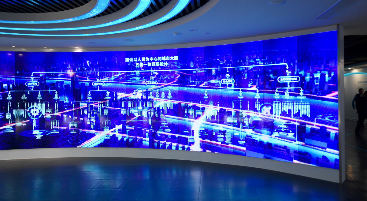 ▲중국 항저우에서 4월 13일 참관객들이 스마트시티 플랫폼이 있는 항저우시티브레인센터를 방문하고 있다. 시티브레인은 인공지능과 빅데이터를 바탕으로 도시 교통을 제어, 도로정체를 최소화한다. 항저우/신화뉴시스