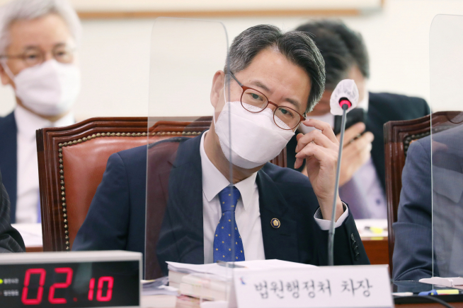 ▲김인겸 법원행정처 차장이  7일 오후 서울 여의도 국회에서 열린 법제사법위원회의 대법원 등에 대한 국정감사에서 의원들의 질의를 경청하고 있다.  