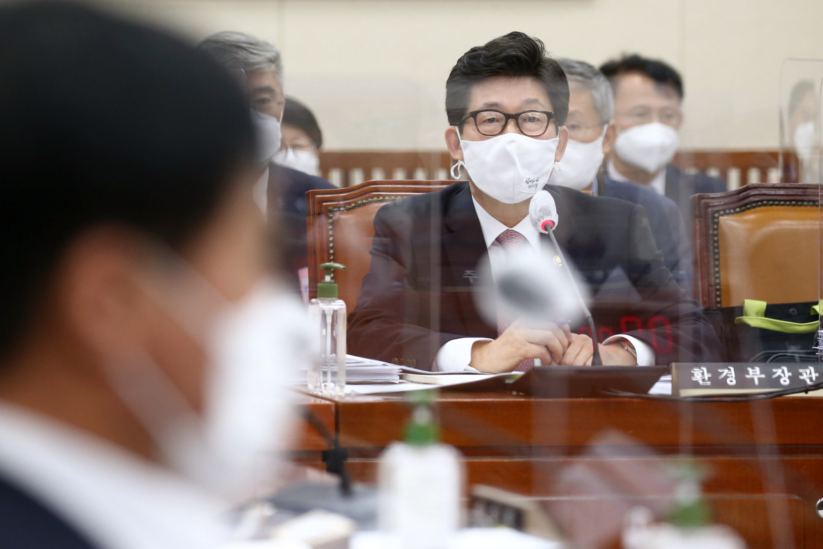 ▲조명래 환경부 장관이 7일 오전 국회에서 열린 환경노동위원회 국정감사에서 답변하고 있다. (연합뉴스)