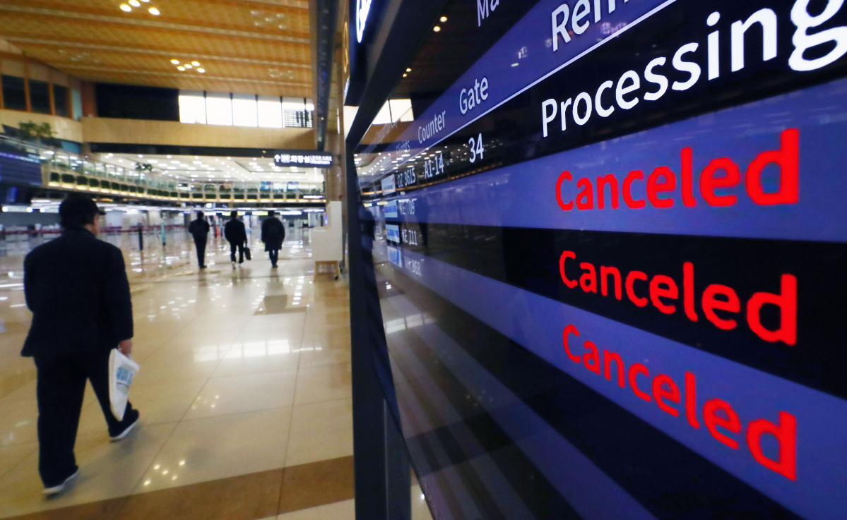 ▲한국과 일본이 양국 국민에 대한 90일 무비자 입국을 중단한 9일 서울 강서구 김포공항 국제선 청사에 일본 하네다 항공편 결항 안내 문구가 나오고 있다.  (뉴시스)