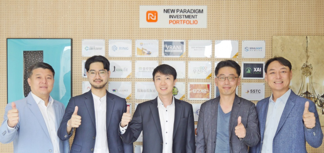 ▲왼쪽부터 뉴패러다임인베스트먼트 배상승 공동대표, 퀀텀에이아이 오석조 공동대표, 한상희 공동대표, 홍성욱 CTO, 뉴패러다임인베스트먼트 박제현 공동대표