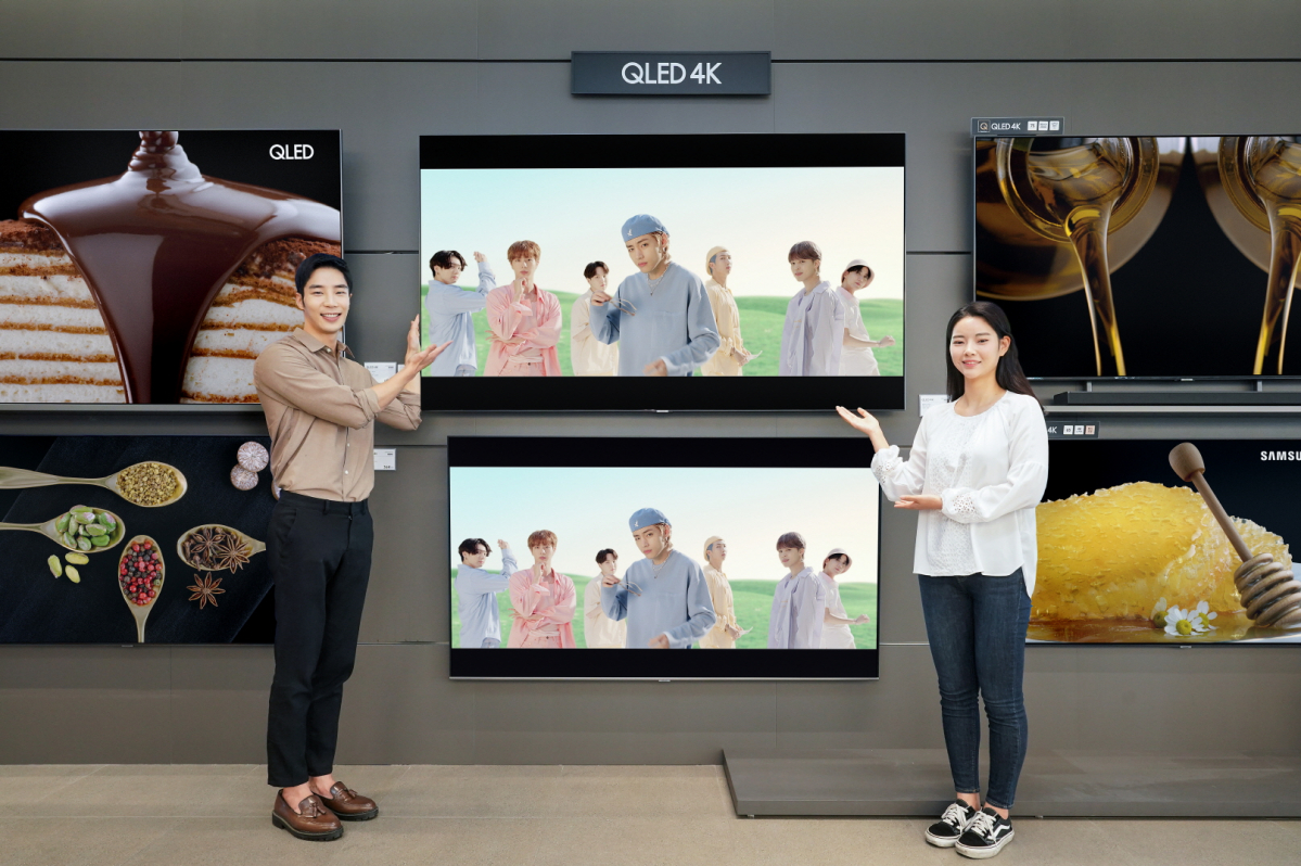 ▲삼성전자 모델이 서울 논현동에 위치한 삼성디지털프라자 강남본점에서 삼성 TV를 통해 방탄소년단 'Dynamite' 뮤직비디오를 선보이고 있다. (사진제공=삼성전자)