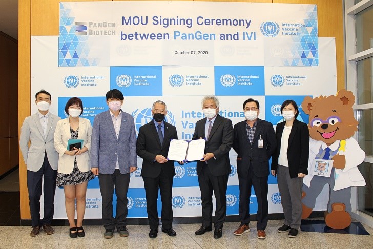 ▲팬젠과 국제백신연구소가 7일 업무협약을 맺고 있다. (사진제공=고종민)