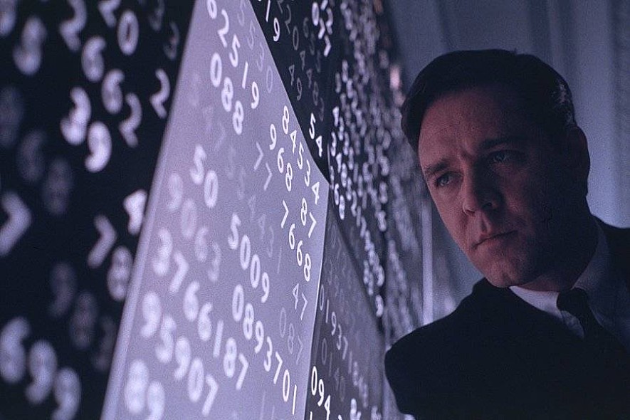 ▲MIT 교수로 승승장구하던 존은 암호 해독 프로젝트에 비밀리 투입된다. (출처=영화 ‘뷰티풀 마인드’ 스틸컷)