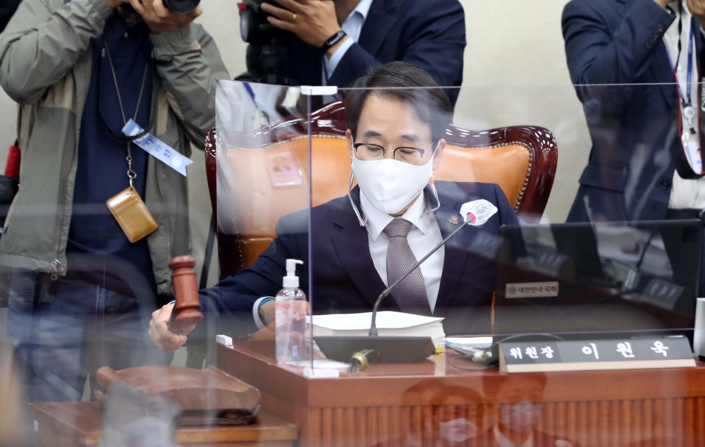 ▲7일 국회에서 열린 과학기술정보방송통신위원회 국정감사에서 이원욱 위원장이 감사를 알리는 의사봉을 두드리고 있다. 신태현 기자 holjjak@ (이투데이DB)