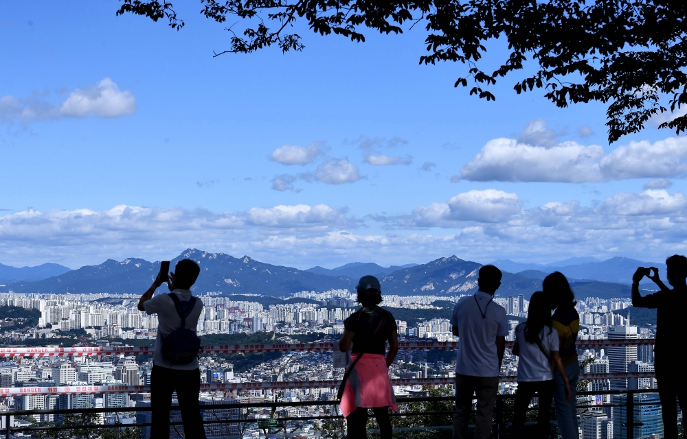 ▲완연한 가을날씨를 보인 13일 서울 남산에서 바라본 하늘이 푸르다. 기상청은 오는 15일까지 전국이 대체로 쾌청한 날씨를 나타내고 일교차가 클 것으로 예상했으며, 16일부터 전국에 비가 올 것으로 내다봤다. 신태현 기자 holjjak@ (이투데이DB)
