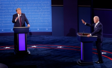 ▲도널드 트럼프(왼쪽) 미국 대통령과 조 바이든 민주당 대선 후보가 지난달 29일(현지시간) 오하이오주 클리블랜드에서 대선 첫 TV토론을 하고 있다. 클리블랜드/로이터연합뉴스
