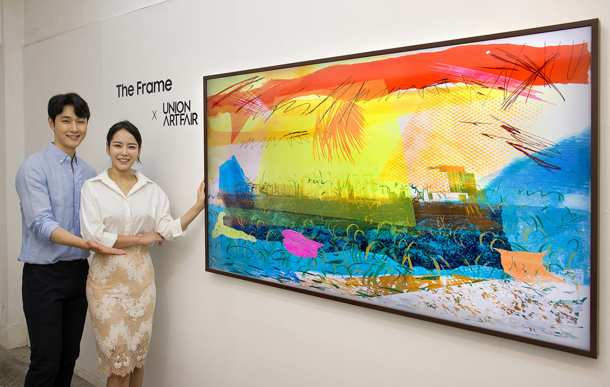 ▲삼성전자 모델이 서울 문래동에 위치한 스페이스엑스엑스에서 더 프레임을 통해 신진 작가들의 작품을 소개하고 있다.   (사진제공=삼성전자)