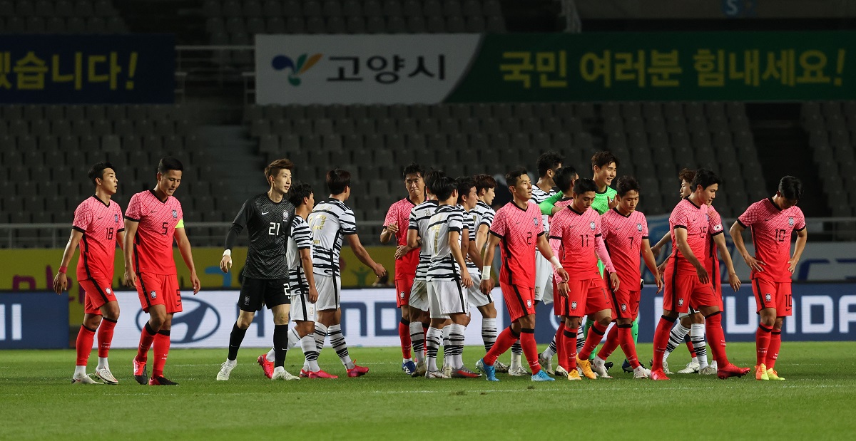 ▲파울루 벤투 감독이 이끄는 한국 축구 국가대표팀 선수들과 김학범 감독이 이끄는 한국 올림픽 축구대표팀 선수들이 9일 고양종합운동장에서 열린 '스페셜 매치' 1차전에서 2-2로 비긴 뒤 악수를 나누고 있다. (연합뉴스)