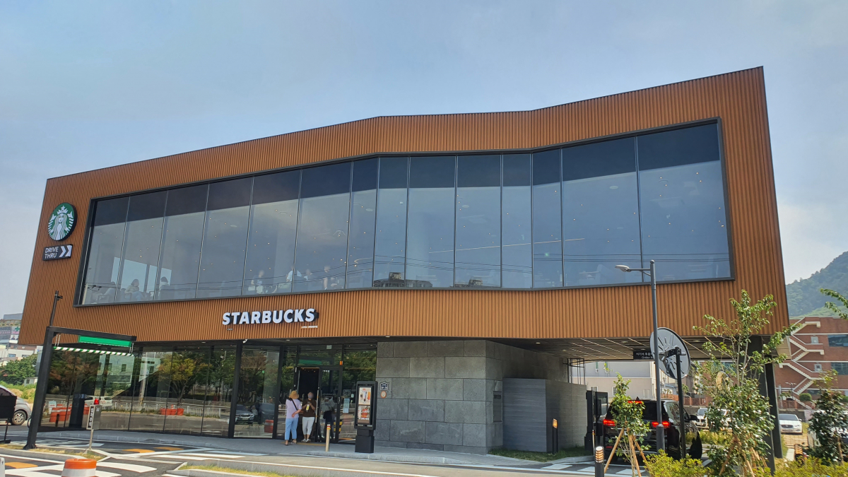 ▲스타벅스 매장 외부에 적용된 나무 패턴 컬러프린트강판. 건물 외부에 나무 소재를 사용하면 변형과 변색이 일어나기 쉽지만, 컬러프린트강판을 사용하면 이를 막을 수 있다.  (사진제공=포스코)