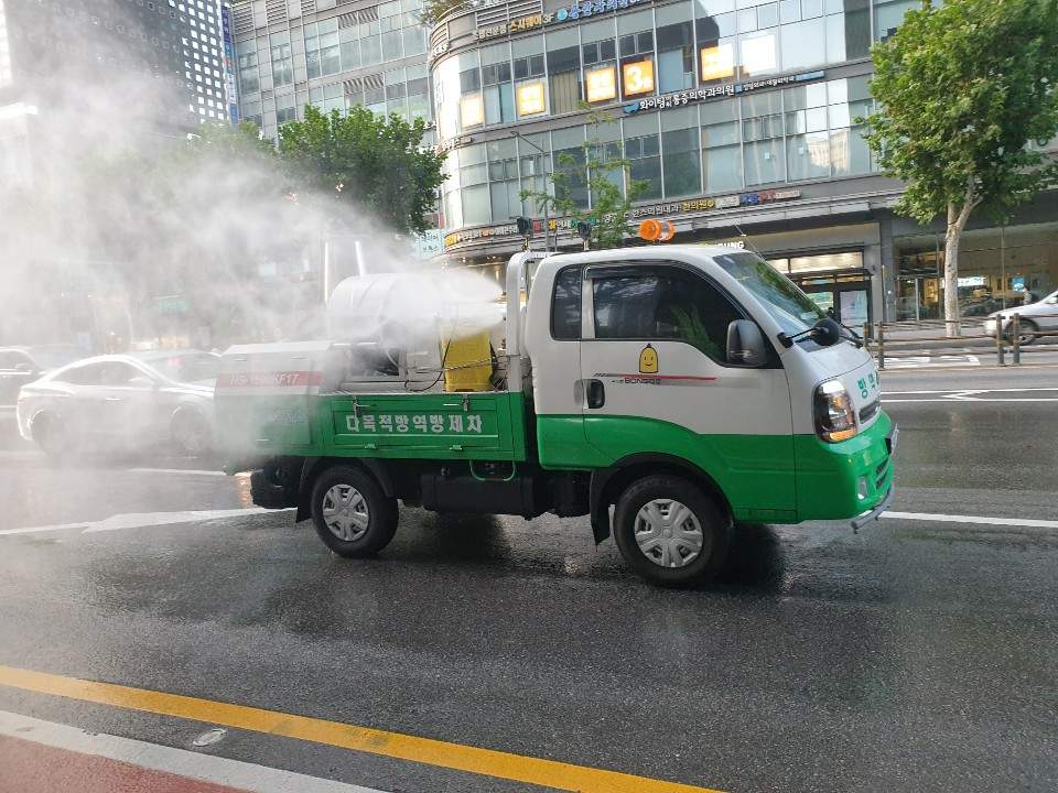 ▲광화문광장, 종각역, 경복궁역, 구청사에서 실시된 특별 방역소독과 물청소. (뉴시스)