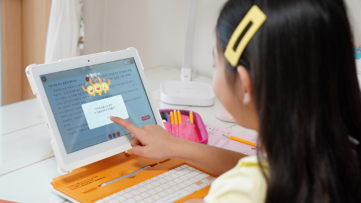▲초등학생이 전과목 AI학습 웅진 스마트올을 활용해 비대면 학습을 하고 있다. (사진제공=웅진씽크빅)
