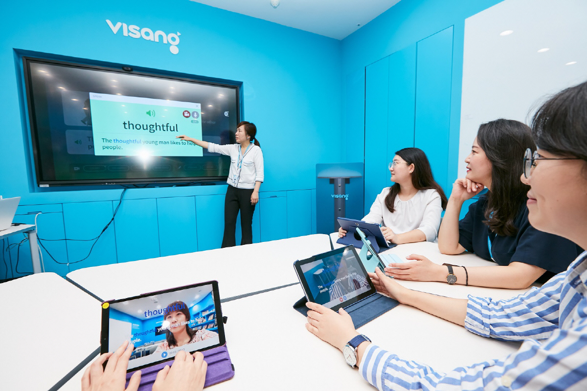 ▲비상교육이 비대면 초등 영어를 시연하고 있다. (사진제공=비상교육)