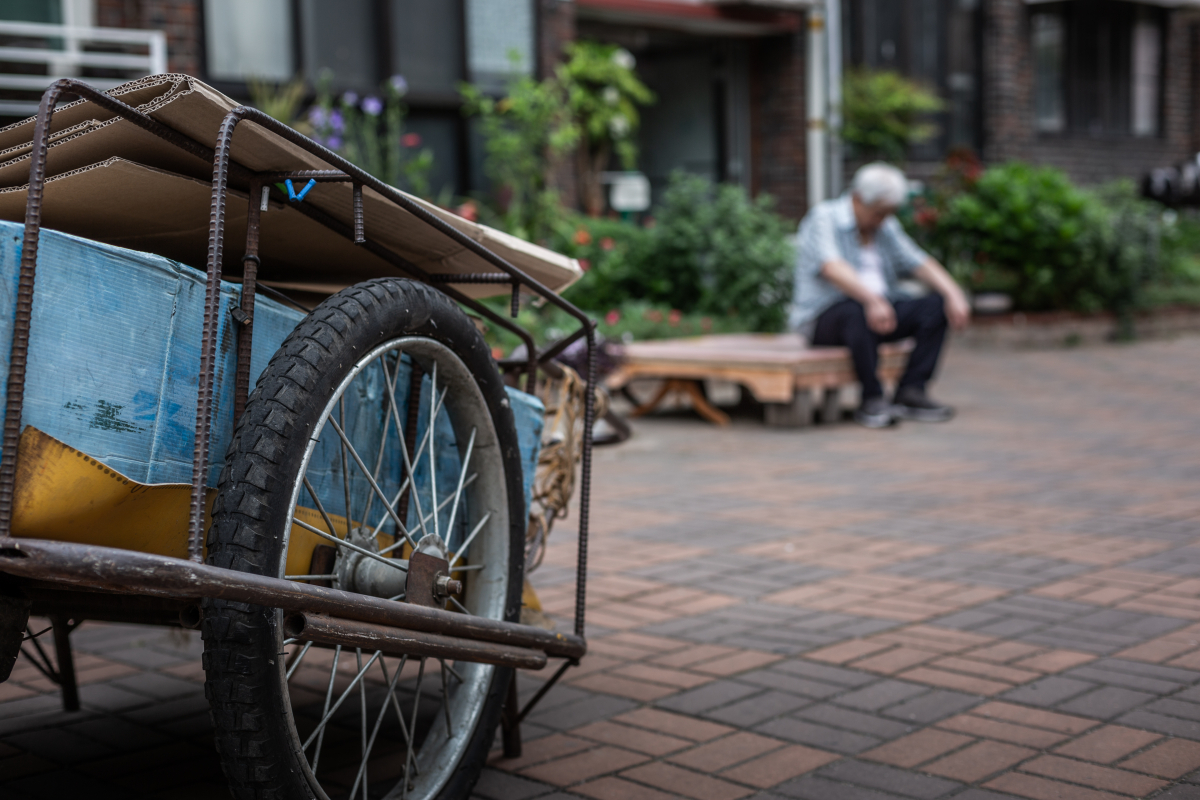 ▲기초생활보장수급자인 박병남(66·가명) 할아버지는 폐지를 줍게 된 계기로 “공무원이 모르게 하기 위해서”를 꼽았다. 그는 “나는 밥 벌려고 폐지 줍지만, 정부 일자리는 용돈 버는 노인들한테나 가능한 얘기”라고 했다. 사진은 기사 본문 내용과는 관련이 없음 (사진제공=게티이미지뱅크)