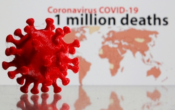 ▲9월 28일(현지시간) 3D 프린팅된 신종 코로나바이러스 감염증(코로나19) 모델이 ‘코로나19 100만 명 사망’이라는 글귀 앞에 놓여져 있다. 로이터연합뉴스
