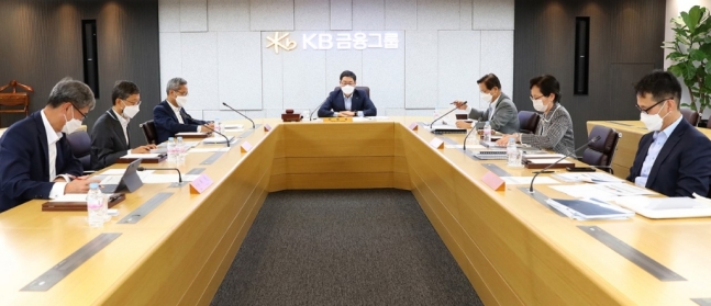 ▲KB금융그룹 ESG위원회가 지난 25일 서울 여의도본점에서 회의를 열어 '탈석탄 금융'을 선언했다. 허인 KB국민은행장, 김경호 이사, 윤종규 KB금융 회장, 오규택 ESG위원회 위원장, 선우석호 이사, 최명희 이사, 정구환 이사(왼쪽부터 시계방향으로). (사진제공=KB금융)