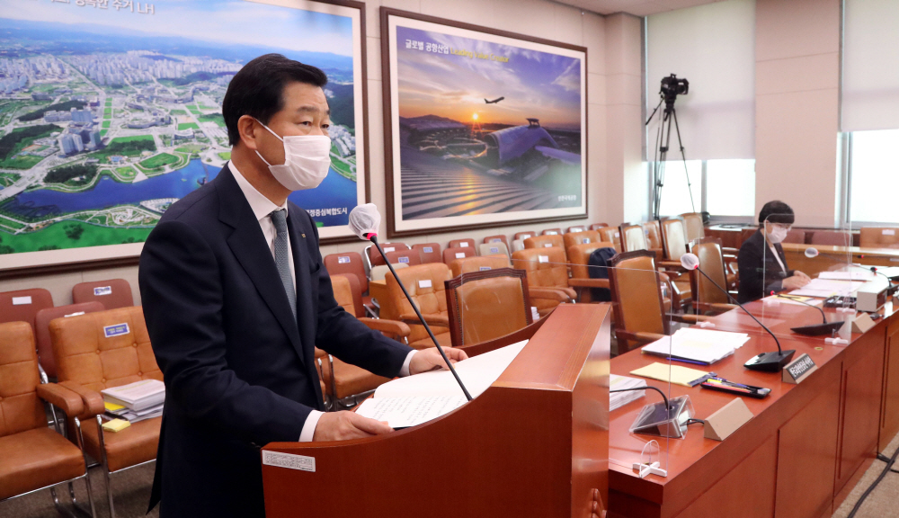 ▲권병윤 한국교통안전공단 이사장이 12일 국회에서 열린 국토교통위원회의 한국도로공사, 교통안전공단 국정감사에서 업무현황을 보고하고 있다. (연합뉴스)