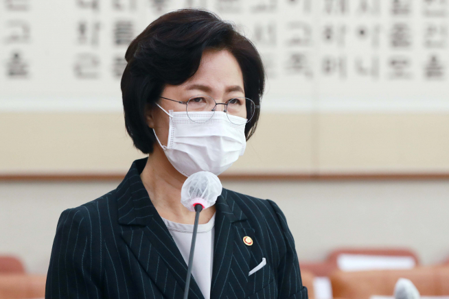 ▲추미애 법무부 장관이 12일 오전 서울 여의도 국회에서 열린 법제사법위원회의 법무부, 대한법률구조공단, 한국법무보호복지공단, 정부법무공단, 이민정책연구원 국정감사에서 업무보고를 하고 있다. (공동취재사진)