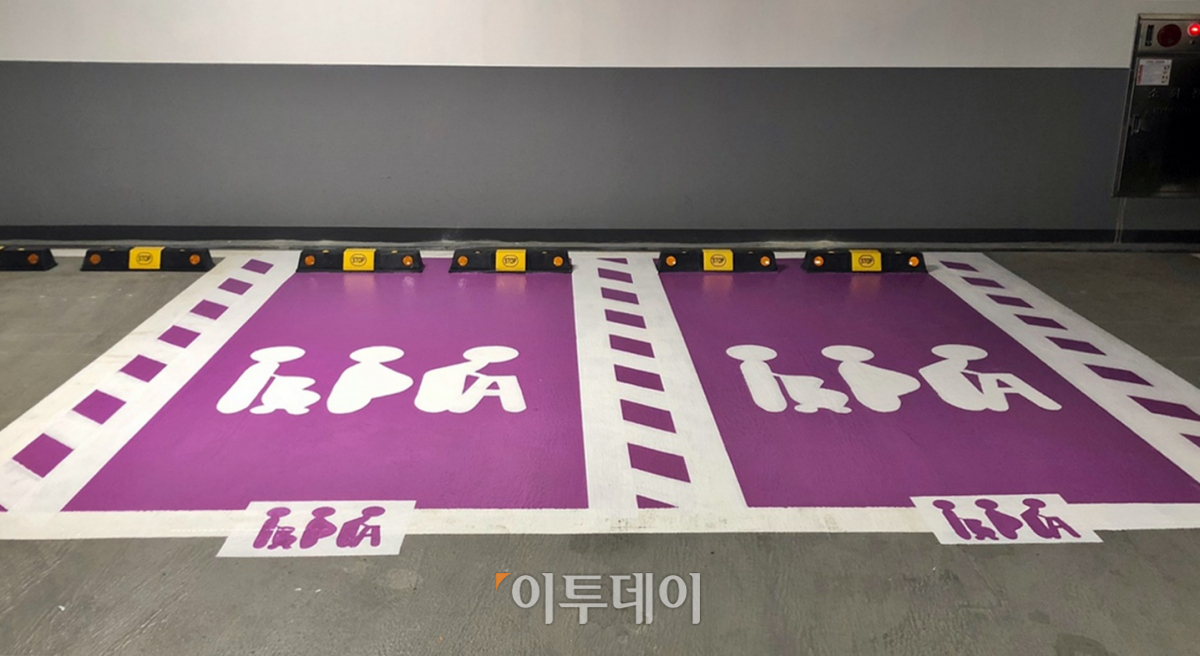 ▲망원나들목에 있는 'BPA 주차장'. 보라색과 하얀색으로 그려진 모양이 단연 눈에 띈다. (홍인석 기자 mystic@)