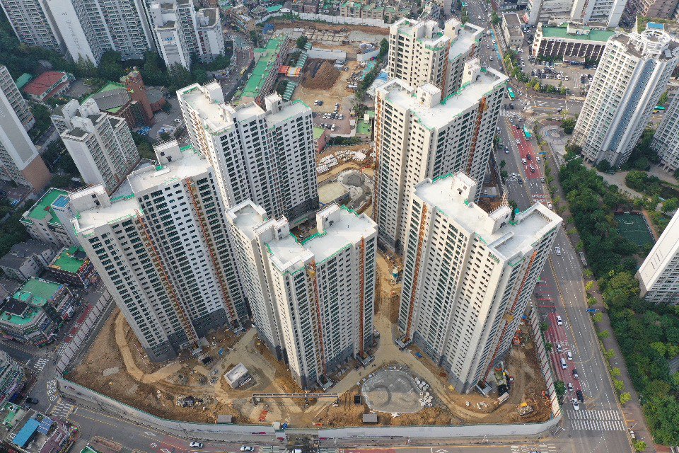 ▲경기 광명시 철산동 일대에서 ‘철산 센트럴 푸르지오’ 아파트 공사가 한창 진행 중이다. (사진=대우건설)