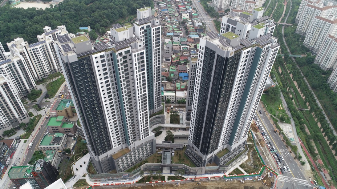 ▲서울 강동구 고덕동에 들어선 '고덕 센트럴 푸르지오' 주상복합단지 외벽에는 대우건설의 새 BI가 담긴 검녹색이 입혀 졌다. (사진=대우건설)