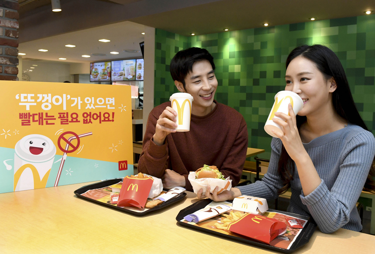 ▲맥도날드는 12일부터 빨대가 필요없는 음료 뚜껑 '뚜껑이'를 전국 매장에서 사용하고 있다. (한국맥도날드)