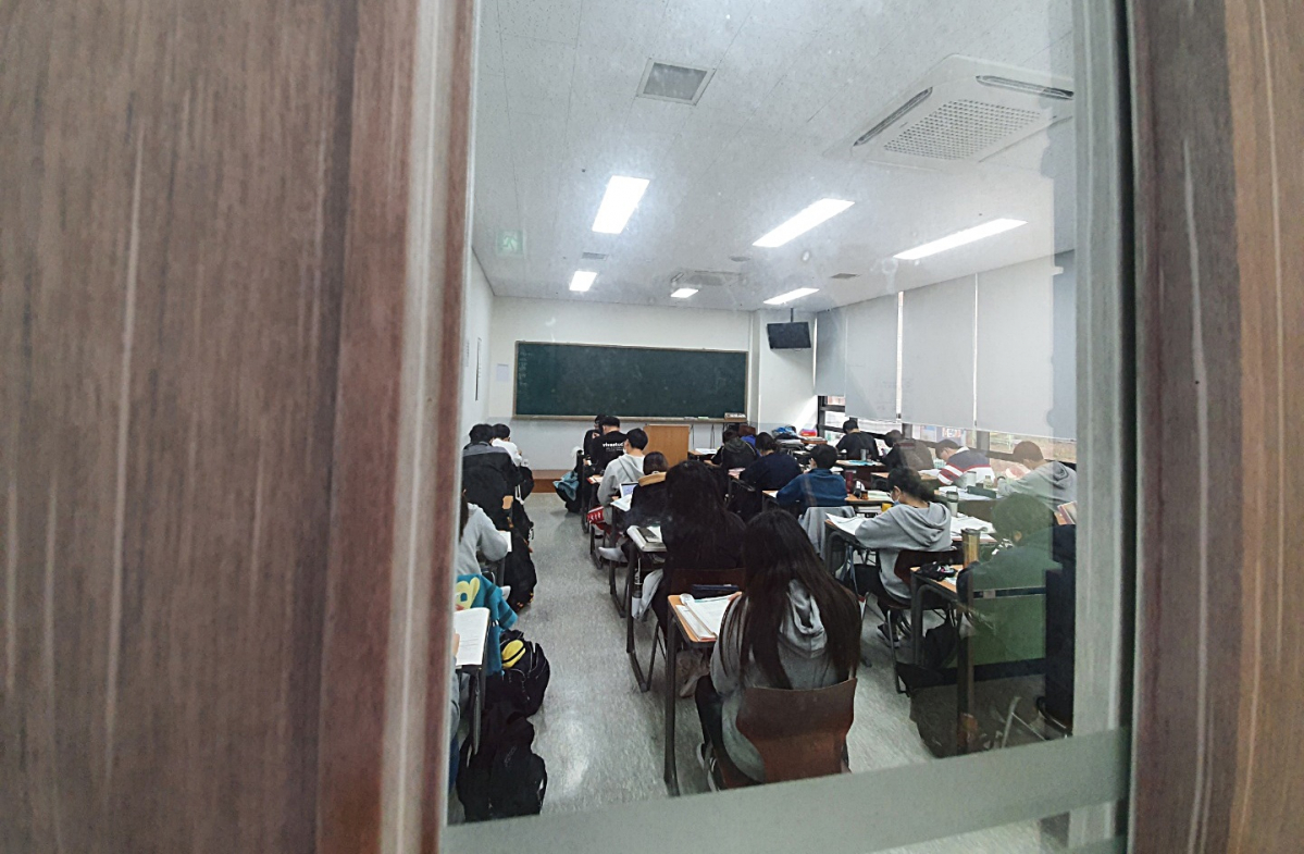 ▲12일 오후 서울 마포구 종로학원 강북본원에서 마스크를 쓴 수험생들이 학원으로 등원해 자습을 하고 있다. (손현경 기자)