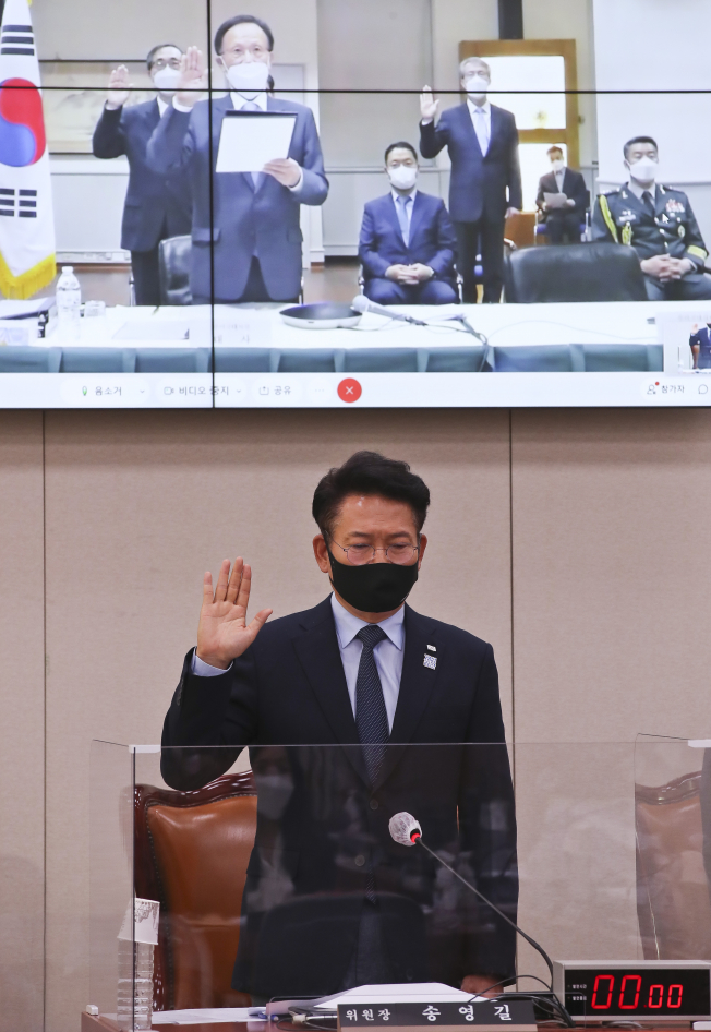 ▲12일 오전 서울 여의도 국회에서 열린 외교통일위원회의 주미대사관 등에 대한 국정감사에서 이수혁 주미대사(모니터)가 증인선서를 하고 있다. 이날 주미대사 국정감사는 화상회의 방식으로 진행됐다. (연합뉴스)