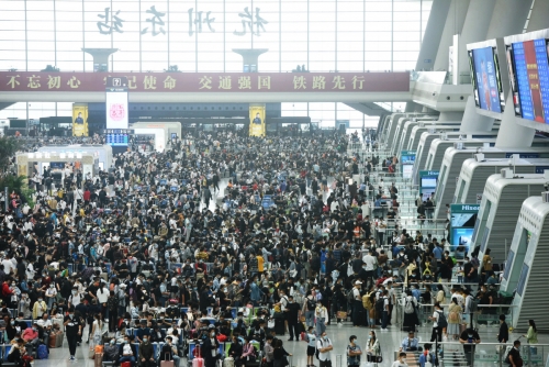 ▲중국 국경절 연휴 마지막 날인 8일(현지시간) 중국 저장성 항정우에 있는 기차역이 사람들로 붐빈다. 항저우/신화연합뉴스
