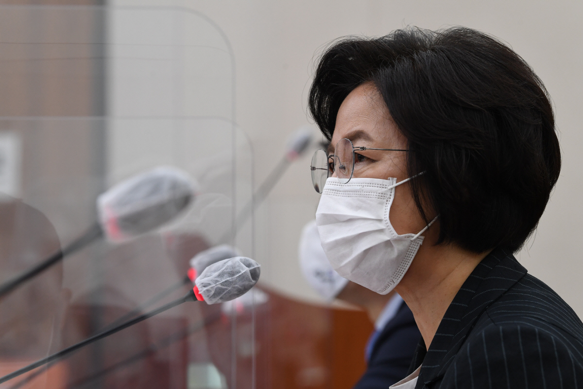 ▲추미애 법무부 장관이 12일 서울 여의도 국회에서 열린 법제사법위원회의 법무부 등에 대한 국정감사에서 질의에 답변하고 있다. (자료=연합뉴스)