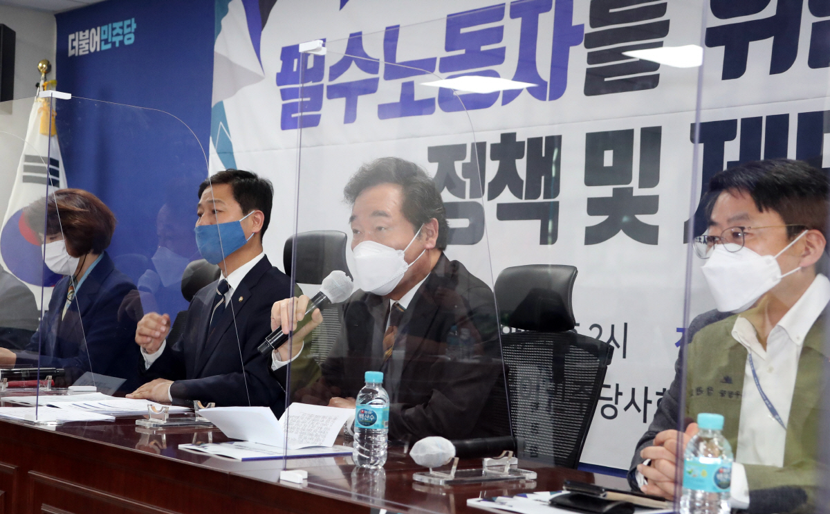 ▲더불어민주당 이낙연 대표가 6일 오후 서울 여의도 국회 의원회관에서 열린 ‘필수노동자를 위한 정책 및 제도마련 토론회’에서 인사말을 하고 있다.
(자료=연합뉴스)