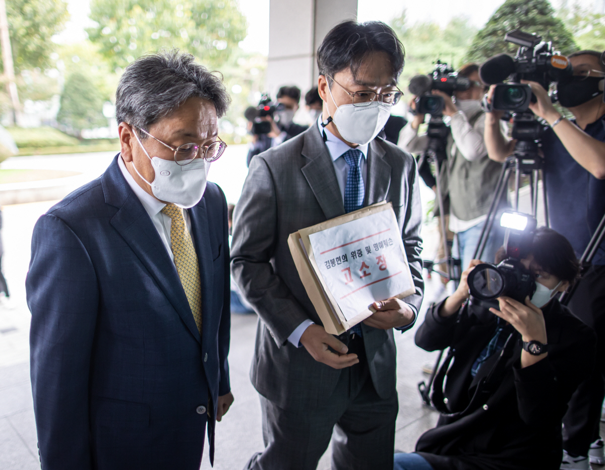 ▲ 강기정 전 청와대 정무수석이 12일 오전 라임자산운용 사태의 주범으로 꼽히는 김봉현 전 스타모빌리티 회장을 위증과 명예훼손으로 고소하기 위해 양천구 서울남부지검에 도착, 취재진 질문에 답변 후 청사로 들어서고 있다. 
 (자료 연합뉴스)