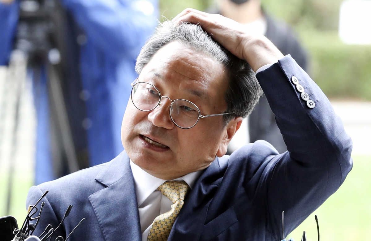 ▲강기정 전 정무수석이 12일 서울 양천구 서울남부지검에서 김봉현 및 조선일보 손해배상 소장 접수에 앞서 취재진의 질문에 답하며 머리카락을 쓸어 넘기고 있다. (뉴시스)