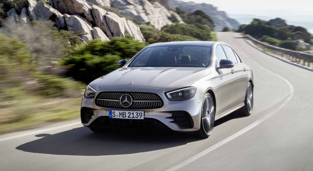 ▲메르세데스-벤츠 코리아가 '더 뉴 E-클래스'를 선보였다. 수입차 시장에서 BMW 5시리즈, 고급차 시장에서는 제네시스 신형 G80과 맞대결 한다. (사진제공=다임러AG 미디어)