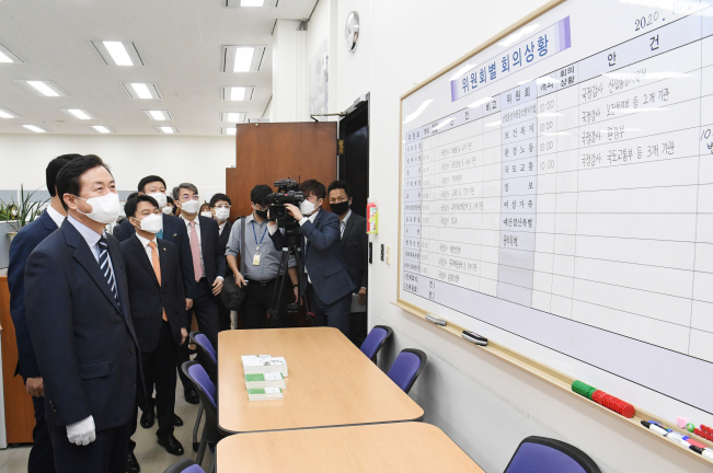 ▲김영춘 국회사무총장 등 국회 관계자들이 5일 오전 여의도 국회에서 '2020년도 국정감사 종합상황실' 현판식을 마치고 상황판을 살펴보고 있다. (연합뉴스)