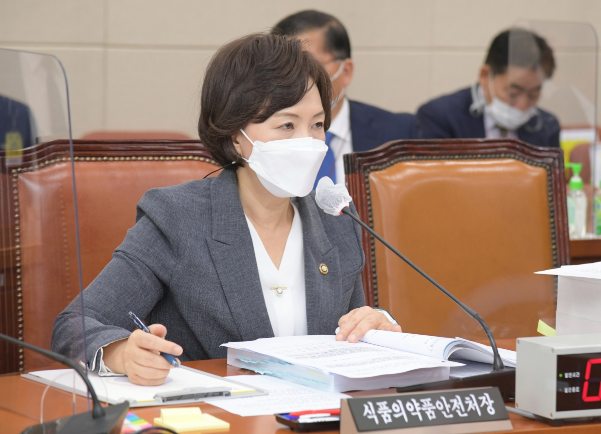 ▲13일 국회 보건복지위 국정감사에 출석한 이의경 식품의약품안전처장 (사진제공=식약처)