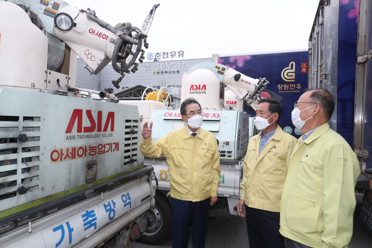▲이성희 농협중앙회장(왼쪽 첫번째)이 13일 강원 춘천철원화천양구축협을 찾아 가축방역차량앞에서 방역대책을 논의하고 있다.          (오른쪽부터 김태환 농협축산경제대표이사, 춘천철원화천양구축협 이중호 조합장) (사진제공=농협중앙회)