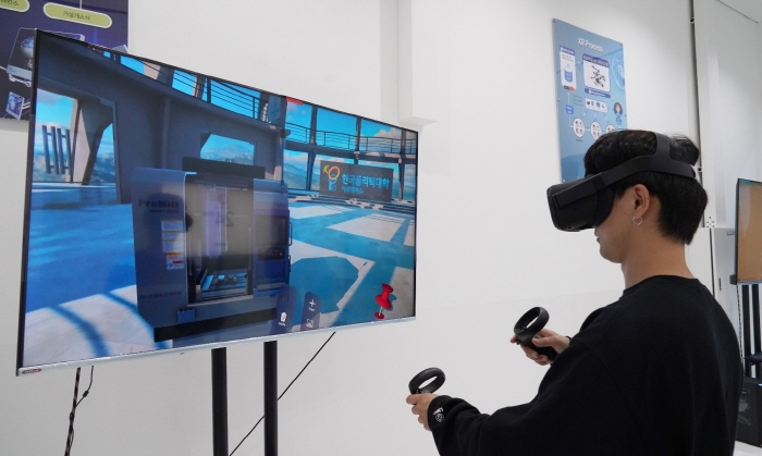 ▲13일 한국폴리텍대학 아산캠퍼스 학생이 러닝팩토리에서 확장기술을 활용해 형상조각기 실습 체험을 하고 있다. (사진제공=한국폴리텍대학)