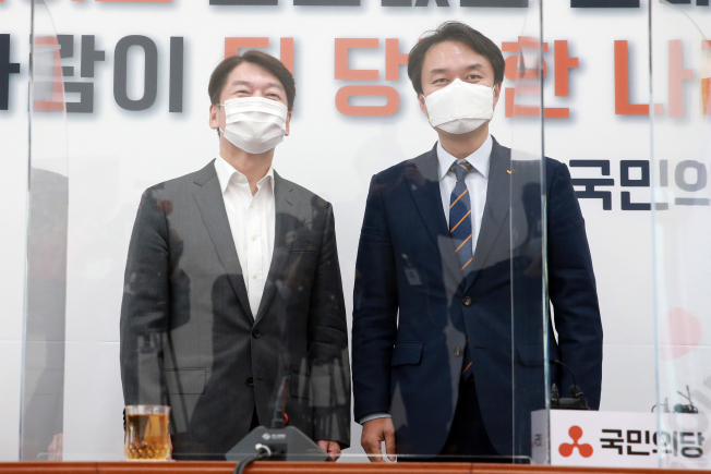 ▲정의당 김종철 신임 대표(오른쪽)가 13일 오전 서울 여의도 국회에서 국민의당 안철수 대표를 예방하고 있다. (연합뉴스)