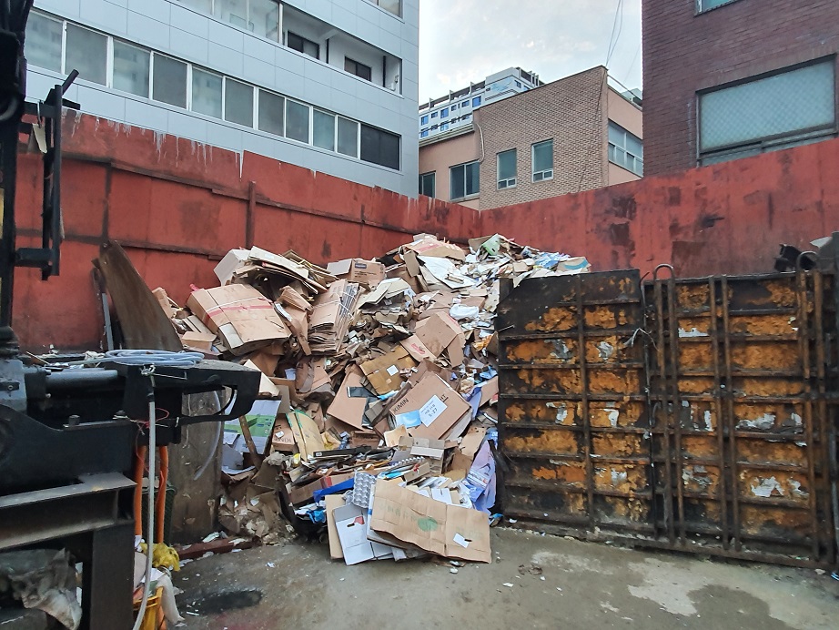 ▲폐지 쌓인 고물상. 고물상 주인은 "폐지 단가가 떨어져 공급 과잉으로 한달 후면 길가에 폐지가 나돌아다닐 것"이라고 경고했다. (김하늬 기자 honey@etoday.co.kr)