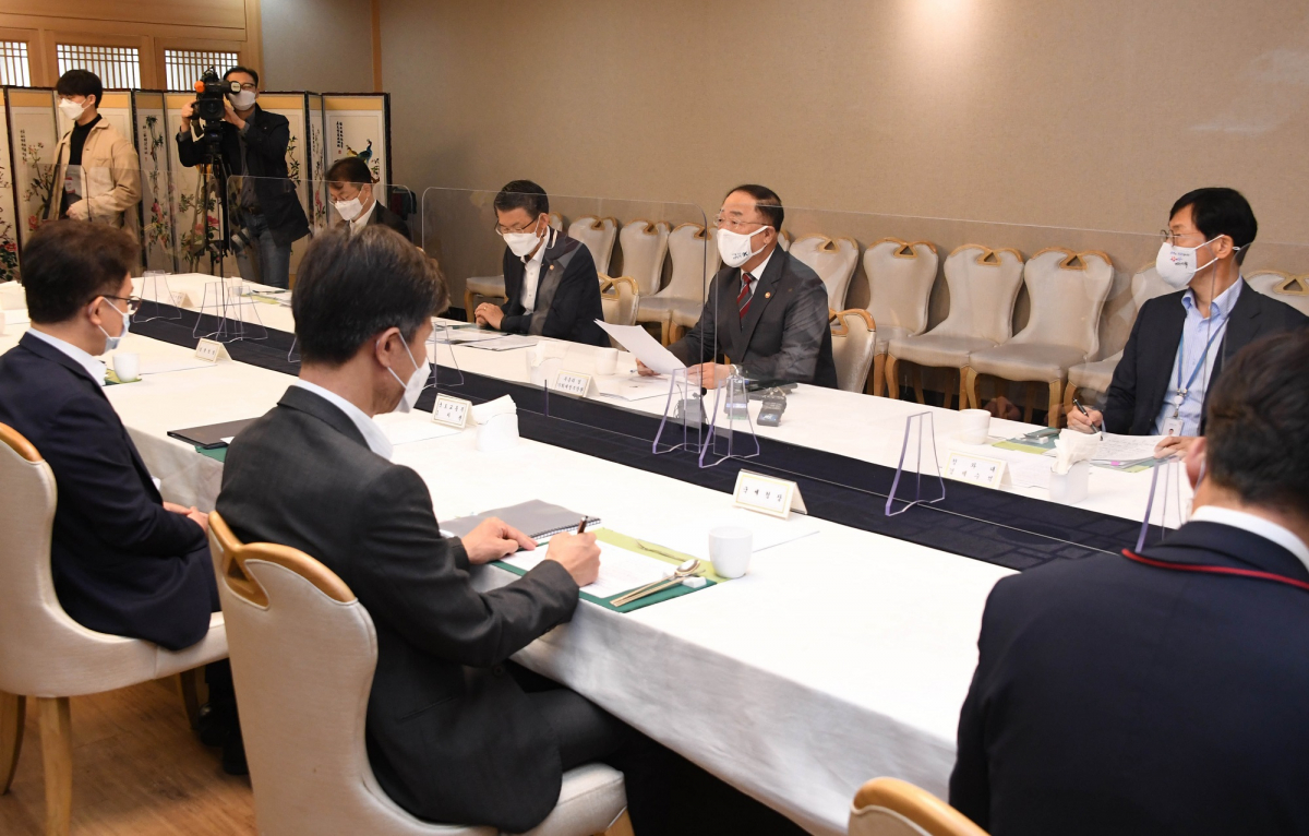 ▲홍남기 경제부총리 겸 기획재정부 장관이 14일 서울 광화문 정부서울청사에서 '제8차 부동산시장 점검 관계장관회의'를 주재하고 모두발언을 하고 있다. (사진제공=기획재정부)