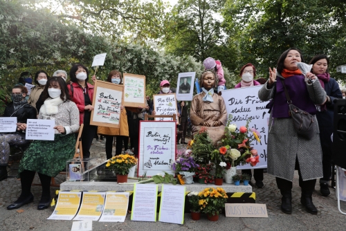 ▲13일(현지시간) 독일 베를린에 위치한 ‘평화의 소녀상’ 철거 결정에 시민들이 항의하고 있다. 베를린/EPA연합뉴스
