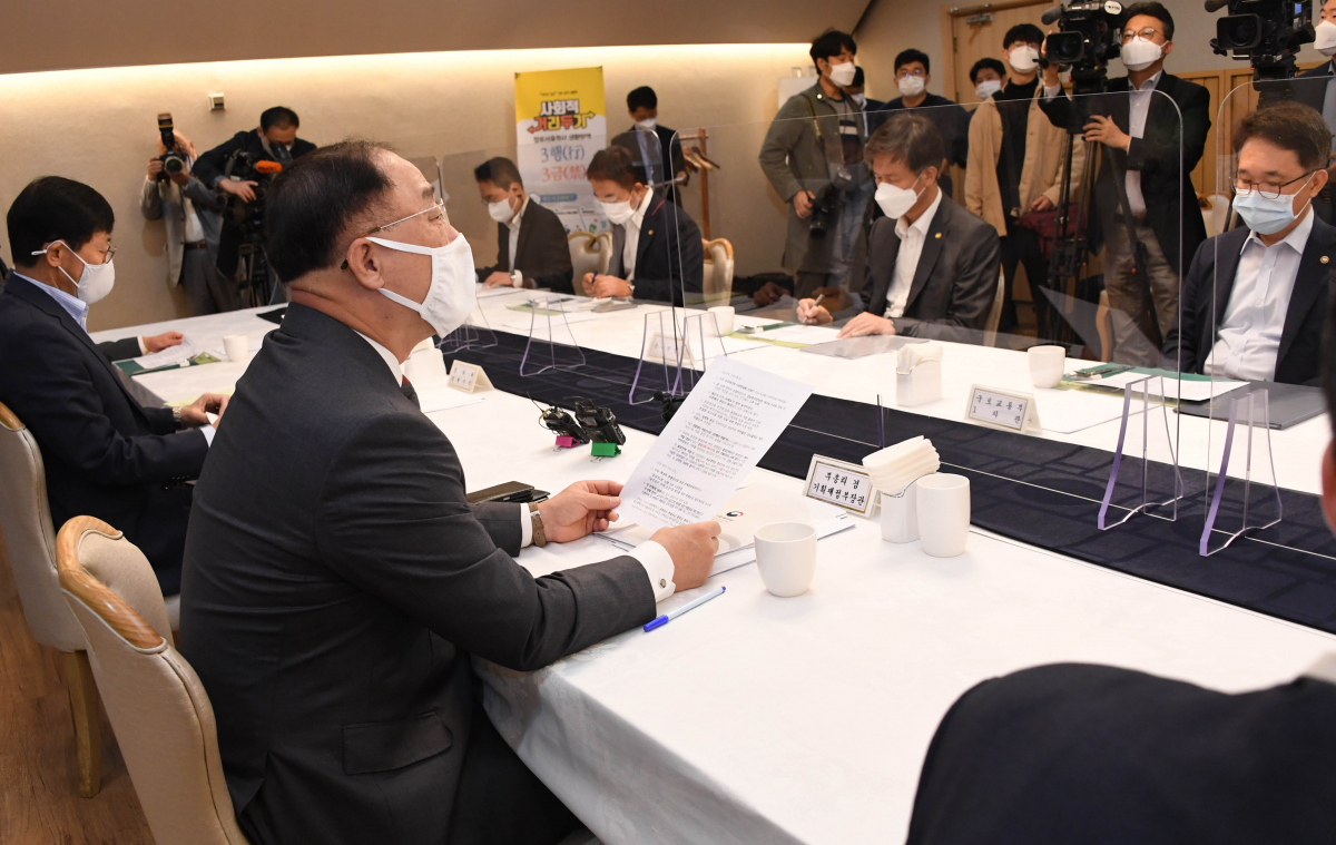 ▲홍남기(앞줄 왼쪽) 경제부총리 겸 기획재정부 장관이 14일 서울 광화문 정부청사에서 8차 부동산시장 점검 관계장관회의를 주재하고 있다. (사진제공=기획재정부)