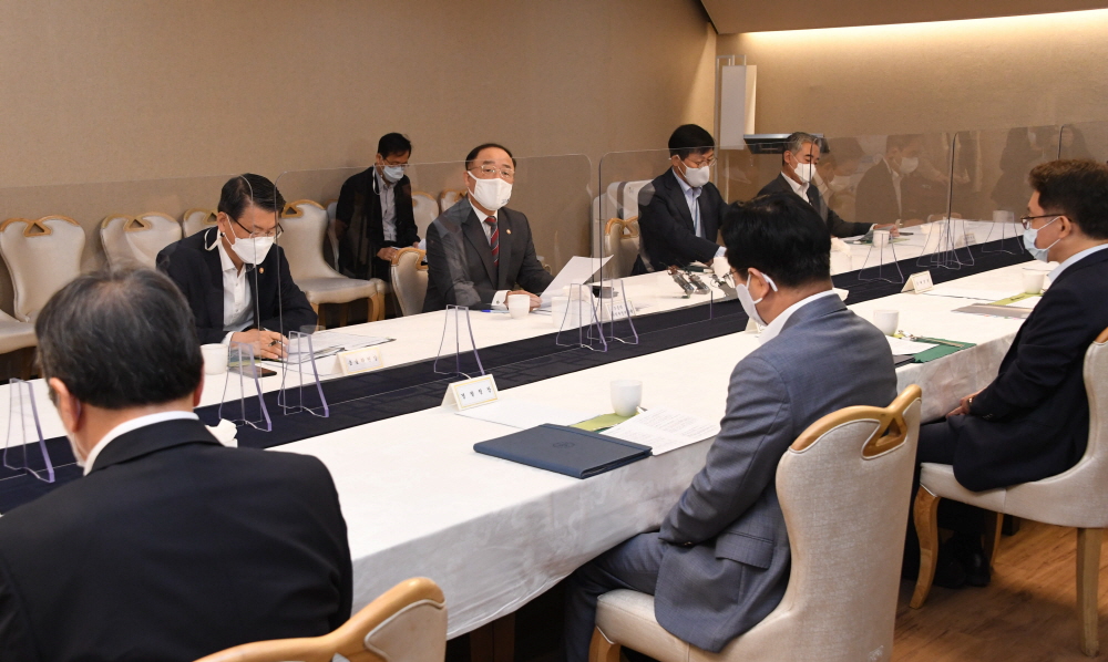 ▲홍남기 부총리 겸 기획재정부 장관은 14일 정부서울청사에서 열린 부동산시장 점검 관계장관회의에서 "전셋값 상승요인에 대해 관계부처 간 면밀히 점검·논의해 나가겠다"고 밝혔다. 사진은 부동산시장 점검 관계장관회의 모습.  (사진 제공=기획재정부)