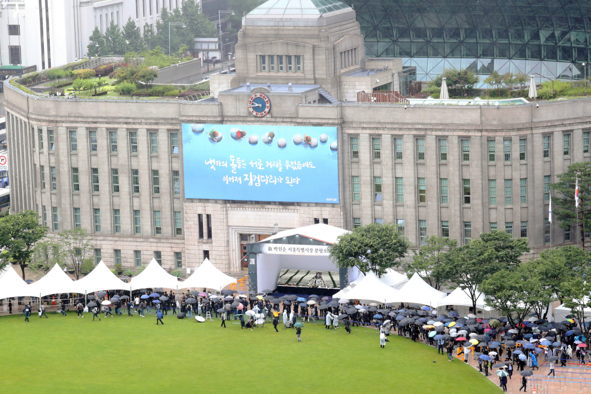 ▲고 박원순 서울특별시장의 영현이 서울시청에서 영결식을 마친 후 서울추모공원으로 봉송되고 있다. (뉴시스)